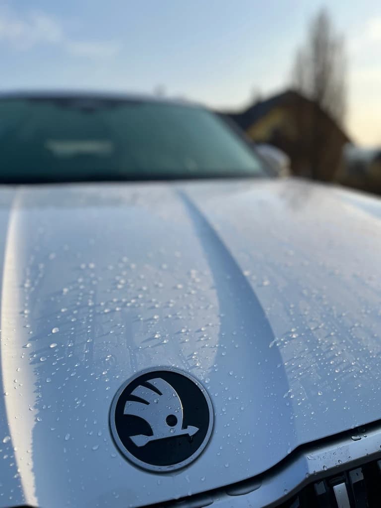Detail čištění prostoru vozu při autodetailingu